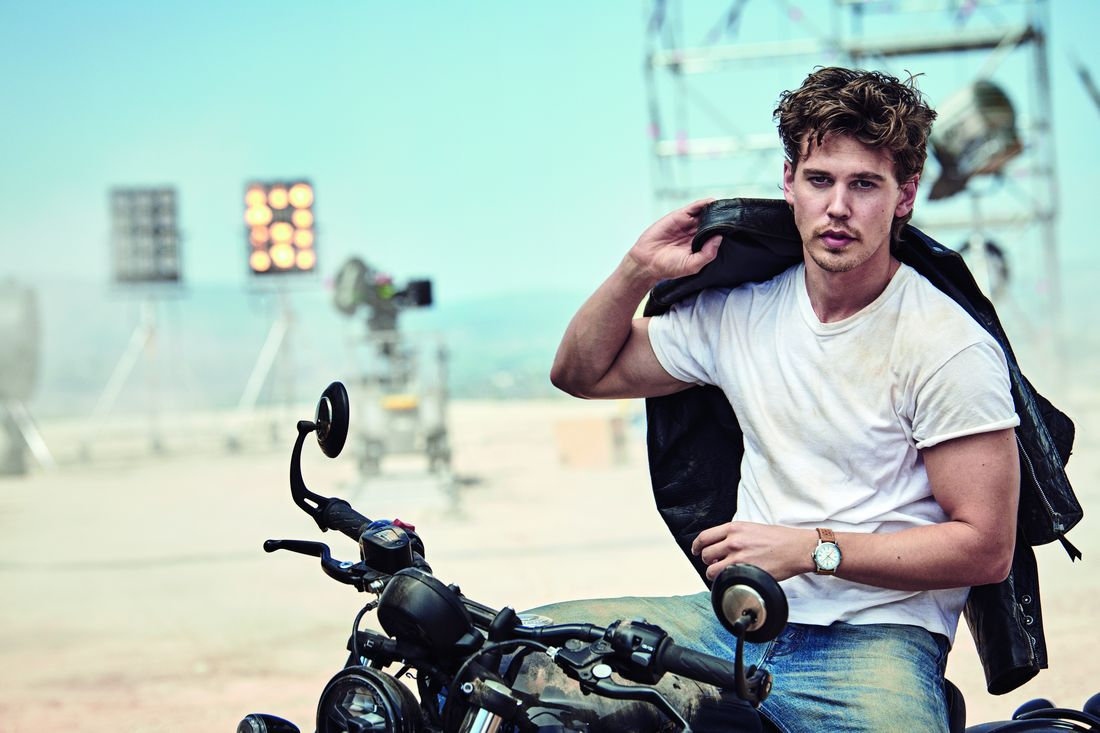 Breitling chào đón đại sứ  Austin Butler trong chiến dịch ra mắt BST Top Time B31