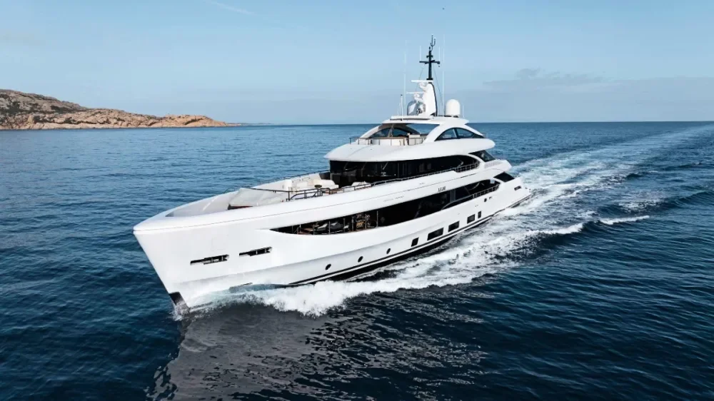 “Bảo tàng nghệ thuật di động” 50m Benetti Asani & tác phẩm nghệ thuật do robot sáng tạo