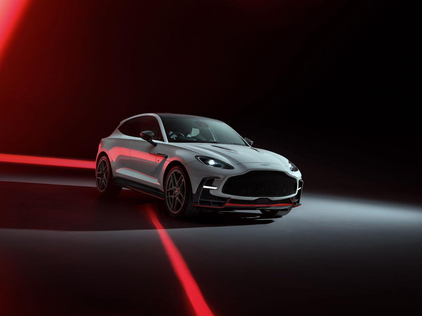 Aston Martin DBX S định nghĩa lại phân khúc SUV siêu sang với sức mạnh đột phá