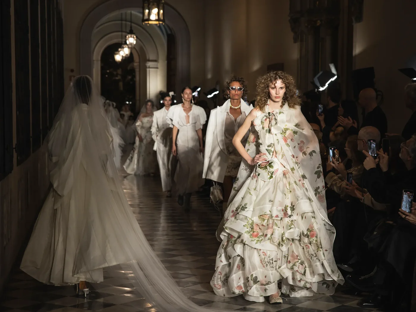 Andreas Kronthaler lần đầu hé lộ BST áo cưới mang đậm tinh thần Vivienne Westwood