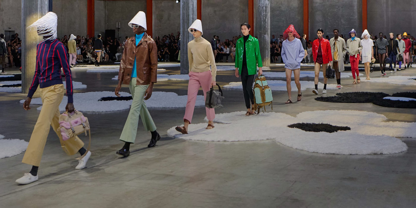 BST Prada Xuân Hè Nam 2026: Mơ về một thế giới không còn gây hấn