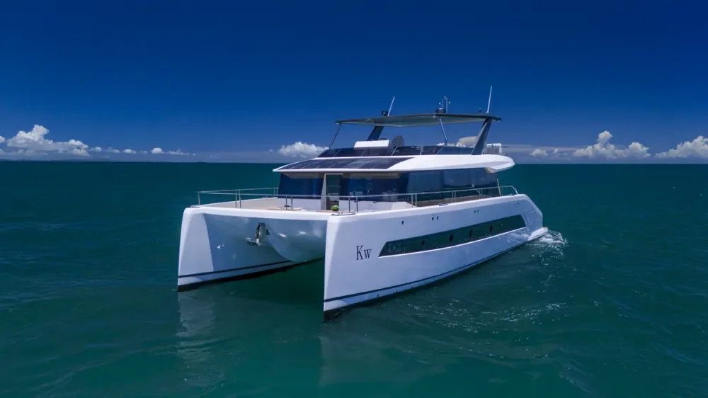 Revolution Marine Group tung ‘át chủ bài’ – Du thuyền catamaran chạy điện mặt trời