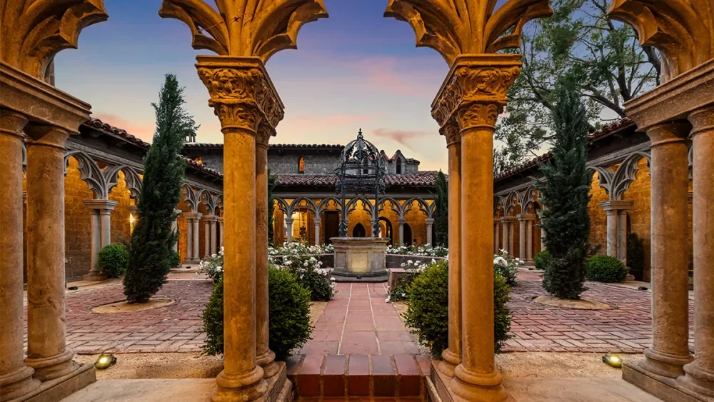 Dinh thự  phong cách Gothic Revival giá 7,5 triệu đô lấy cảm hứng từ tu viện Pháp cổ kính
