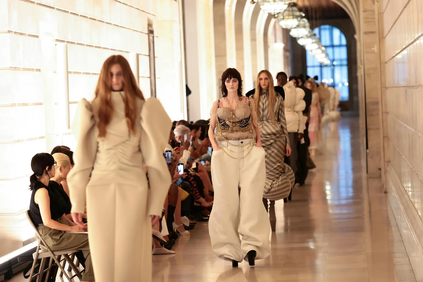 BST Marc Jacobs Thu Đông 2025: Tái định nghĩa vẻ đẹp trang phục thời kỳ Victoria
