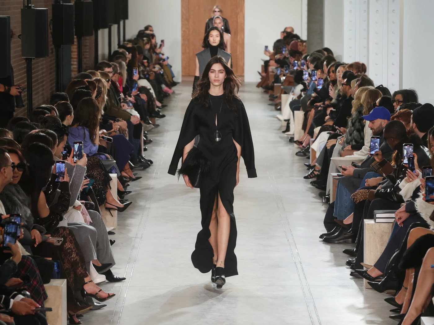 BST Michael Kors Xuân Hè 2026 tại New York Fashion Week: Ốc đảo giữa phố thị