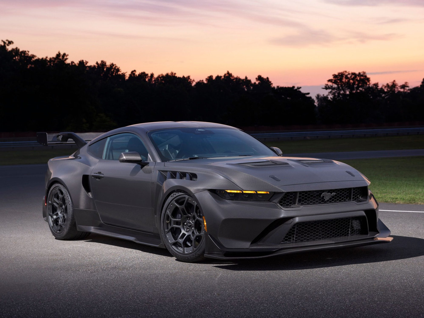 Ford Mustang GTD Liquid Carbon 2025: Kiệt tác "không sơn", nâng tầm vẻ đẹp carbon