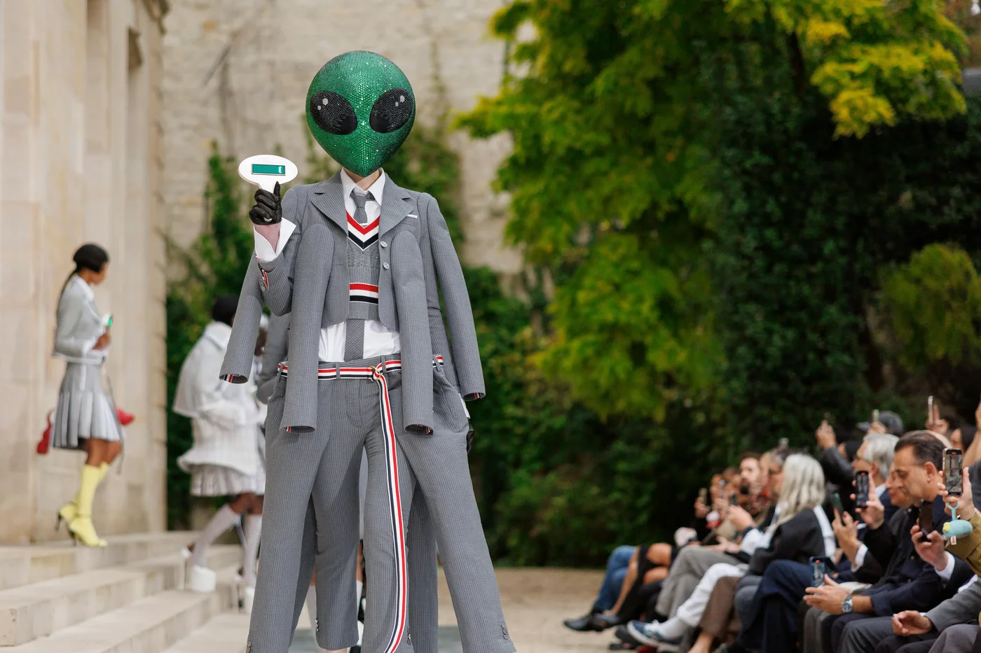 Thom Browne mở ra cuộc chạm trán ngoài vũ trụ trong bộ sưu tập Xuân/Hè 2026