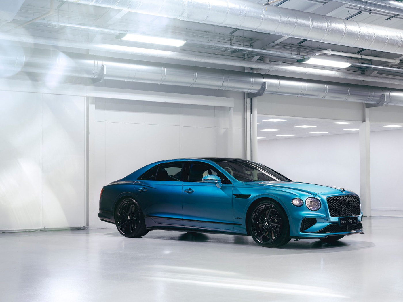 Bentley trình làng siêu phẩm Flying Spur Sedan với lớp sơn chuyển màu Ombré độc bản