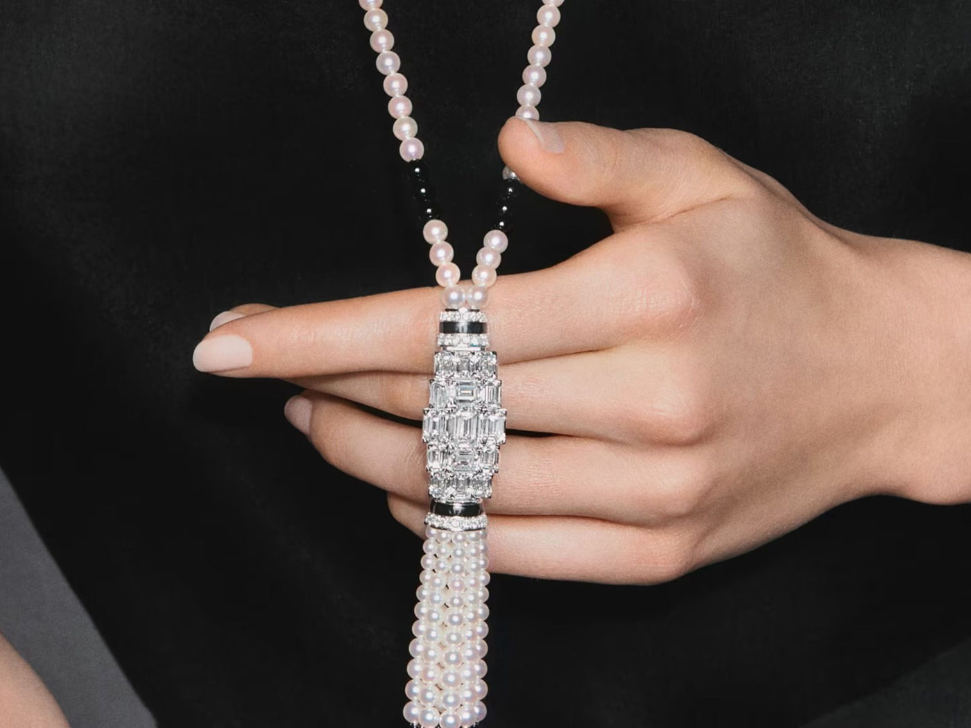 The Grand Lady Kalla Sapphire – Vẻ đẹp Art Deco kết hợp ngôn ngữ kim hoàn hiện đại