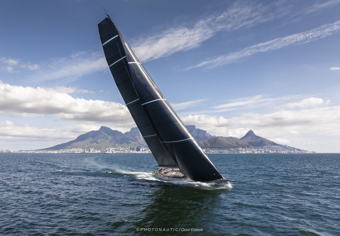 Siêu du thuyền buồm Southern Wind Kalantis khởi đầu hành trình tại Cape Town
