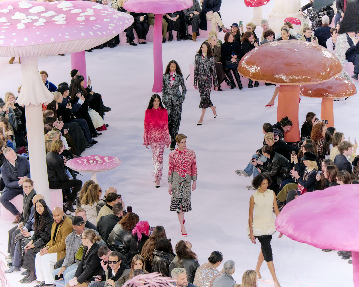 BST CHANEL Haute Couture Xuân Hè 2026: Dáng dấp của sự tái sinh và tự do