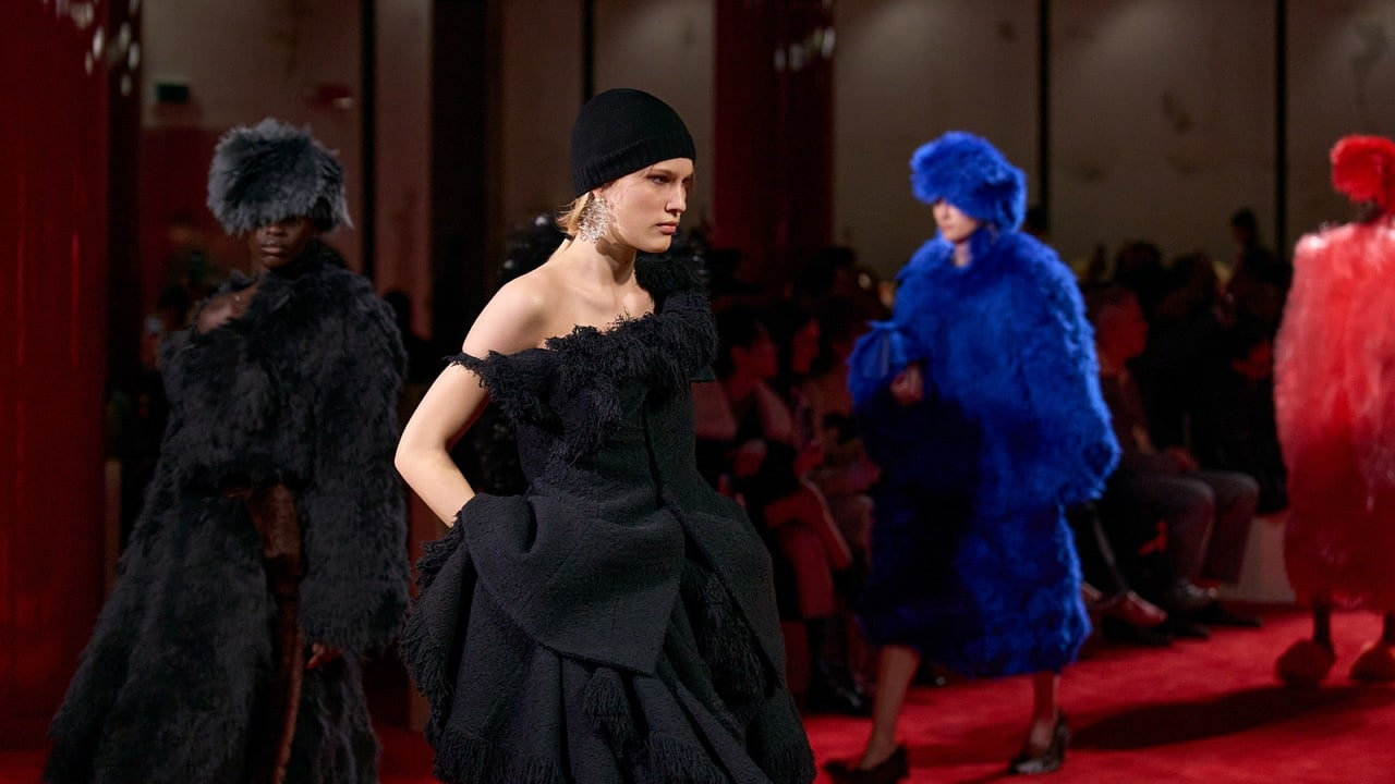 BST Bottega Veneta Thu Đông 2026: Lời thầm thì về những chiếc áo khoác
