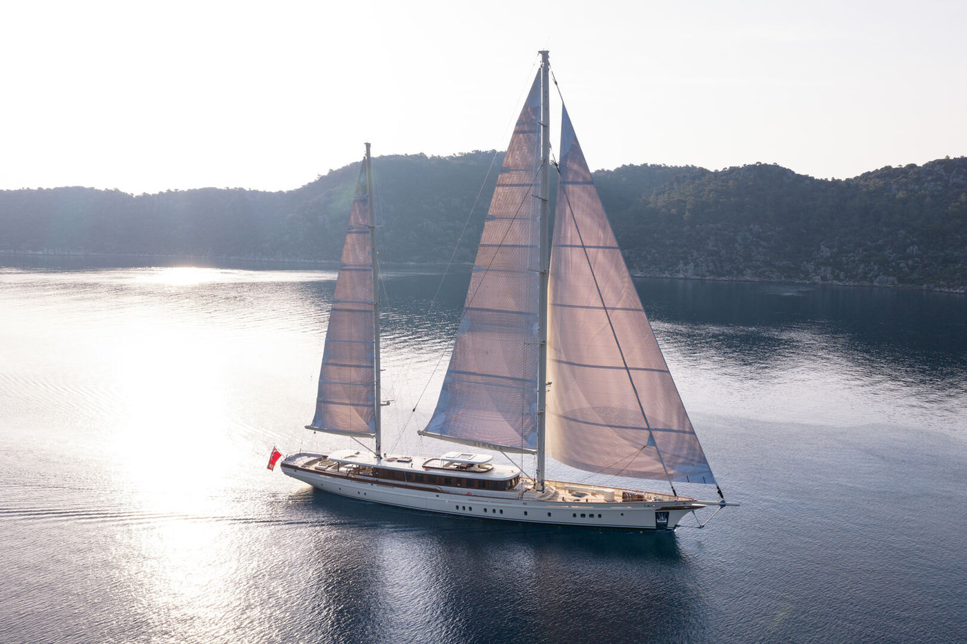 Siêu du thuyền buồm hybrid Simena của ARES Yachts sẵn sàng chinh phục đại dương