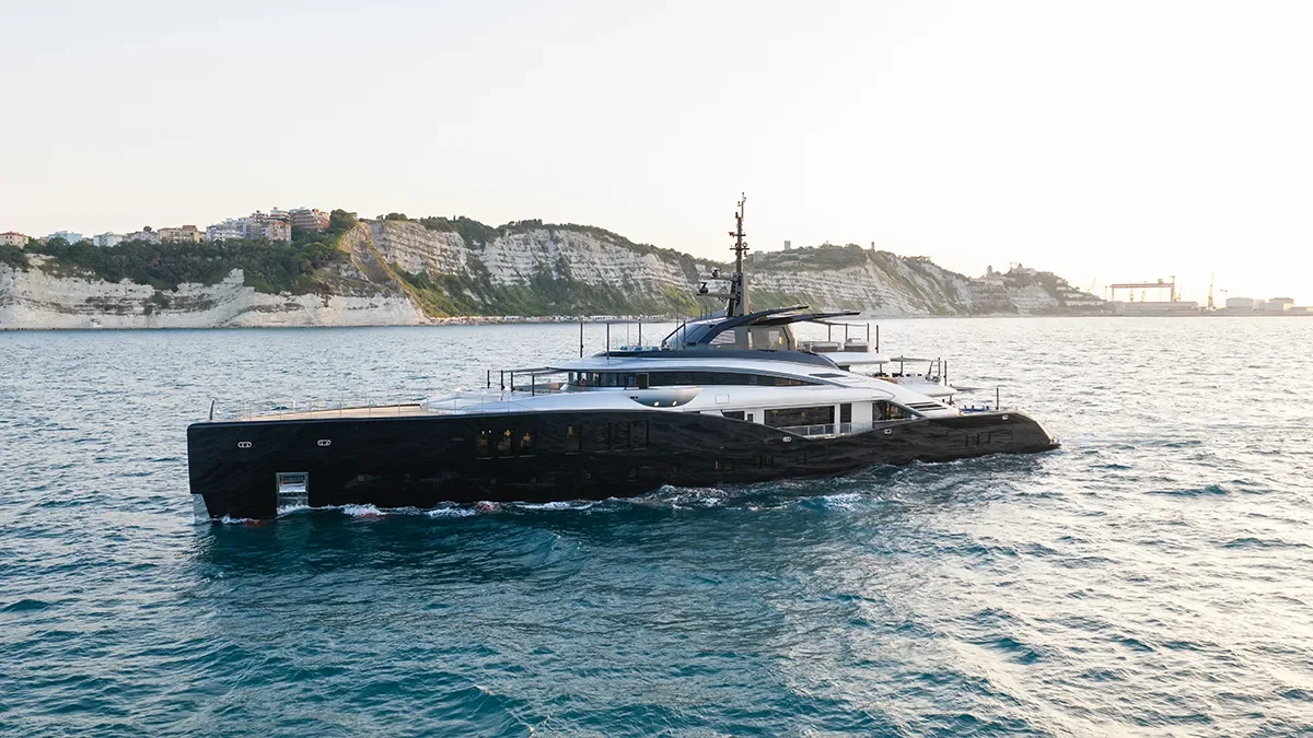 Sea Raider X: Siêu  du thuyền lớn nhất lịch sử ISA Yachts với thân tàu đen huyền bí
