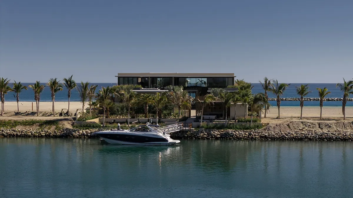 Beachfront Yacht Villa của Four Seasons tại Mexico với bến du thuyền & sân Pickleball