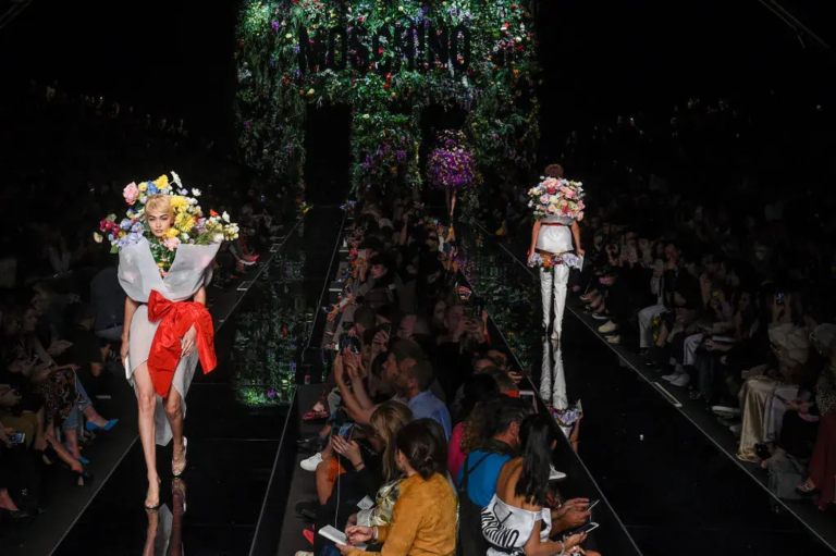 Điểm lại những khoảnh khắc biểu tượng trên sàn runway của Moschino